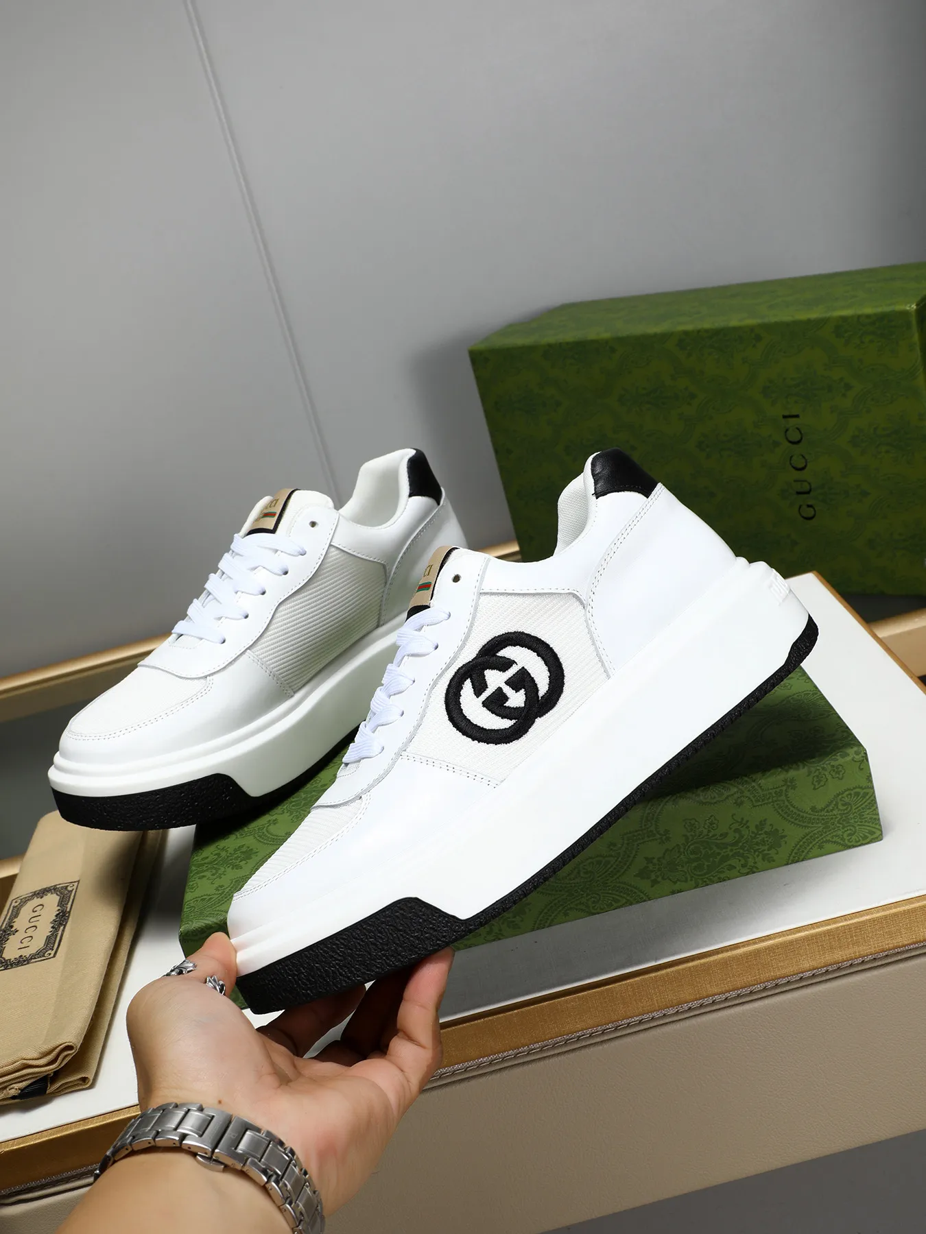Men's shoes 💰480 New men's shoes GUCCI Fashion trend Made of first-layer calfskin ➕ washed sheep lining! The foot feels super comfortable and the workmanship is impeccable. Foam ultra-light outsole, size: 38-44 (45 customized) 4 colors to choose from!